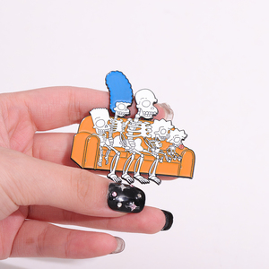 Pin de esmalte de calavera animada sentada en sofá, divertidos broches de metal de dibujos animados para mochila y solapa - Product Image 4