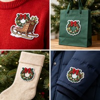 Patch brodé motif traîneau de Noël et pomme de pin, thermocollant et à coudre, pour pull, sac cadeau, chaussette, manteau. Fabrication, faible MOQ, livraison rapide.
