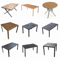 Petite table de bistrot ronde d'extérieur pour les pauses en bord de mer et les cafés sur balcon