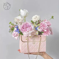 Nouveau sac cadeau rigide rectangulaire classique pliable avec laminage mat, gaufrage losange et poignées découpées en papier kraft pour la Saint-Valentin