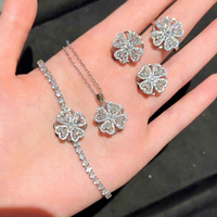 Set Perhiasan Fashion 4-pcs Set Kalung Anting Cincin Gelang Empat Daun Semanggi Dapat Diputar Berkilau Zirkon Perak untuk Wanita