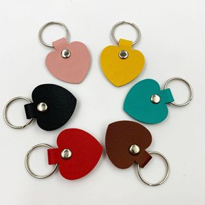Llavero de cuero con forma de corazón, accesorio de llavero de juguete, regalo para bolso, se puede grabar con logotipo. - Product Image 1