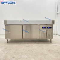 Table de présentation en acier inoxydable pour sushis et sashimis frais coupés, idéale pour les buffets de fruits de mer des restaurants