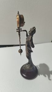 Horloge de table mécanique à <span class=keywords><strong>pendule</strong></span> oscillant de style Diana en laiton antique américain du XVIIe siècle, imitée, 3 jours d'autonomie - Product Image 5