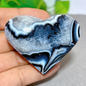Vente en gros de pierres naturelles polies en agate noire à rayures en forme de cœur, pour la décoration de la maison et les cadeaux de fêtes - Product Image 4