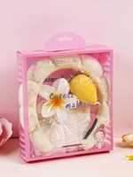 Coffret Cadeau Beauté 5-en-1 en Gros avec Bandeau Nuage Plumeria, Bracelets, Pince à Cheveux et Éponge de Maquillage, Présenté dans une Élégante Boîte Cadeau