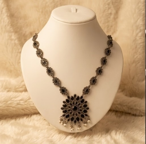 Parure Collier et Boucles d'Oreilles Traditionnelles en Cuivre et Laiton, Pendentif Floral Oxydé, Bijoux Ethniques Classiques pour Femme, Idéal Anniversaire - Product Image 3