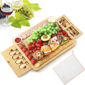 Plateau à fromage en bambou Concept Home avec double tiroir et ustensiles pour servir le fromage et les charcuteries - Product Image 3