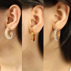 Pendientes de aro en forma de C, oro, imitación de perlas, engaste de bisel con diamantes de imitación, tachuelas de acero inoxidable para mujer, joyería de fiesta - Product Image 4