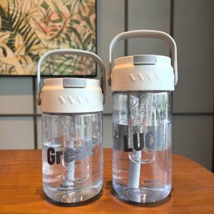 Vendita calda estate portatile 600ml bottiglia <span class=keywords><strong>di</strong></span> acqua <span class=keywords><strong>di</strong></span> grande capacità in plastica trasparente con filtro e paglia per bere direttamente il tè - Product Image 3