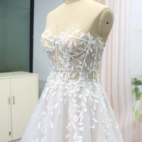 Robe de mariée moderne sexy en dentelle française longueur au sol avec fleur 3D dos ouvert et train chapelle