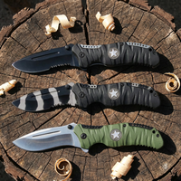 Couteau pliant EDC d'extérieur avec manche en ABS surmoulé en caoutchouc, lame en acier 3Cr13 finition oxyde noir, pointe ciselée, verrouillage Liner Lock et bouton de pouce