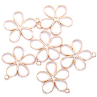 Fabrication de bijoux Boucles d'oreilles à la mode Pendentifs Colliers Bracelet Accessoires DIY fleur pétale Charmes
