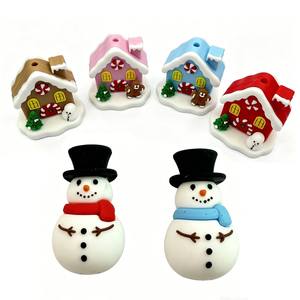 Cuentas de Silicona con Diseño Navideño de Casa y Muñeco de Nieve para Hacer Joyería en Colores Rojo, Rosa, Azul y Marrón - Product Image 1