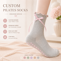 Chaussettes de Pilates personnalisées en gros, antidérapantes, avec logo en ruban, en coton jacquard, chaussettes mi-mollet, faible MOQ