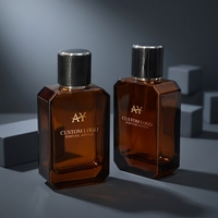 Flacon de parfum en verre brun ambré avec bouchon noir texturé, rechargeable, à bord roulé, disponible pour logo personnalisé