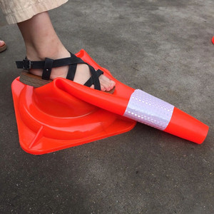 PVC réfléchissant blanc de 50 cm/20 pouces, matériau flexible en PVC rouge pour la sécurité routière - Product Image 4