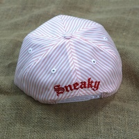 Gorra Personalizada sin Estructura con Visera Plana, Diseño de Rayas Rosas y Blancas, Logotipo Bordado en 3D, Visera Corta para Mujer, Gorras Snapback al por Mayor