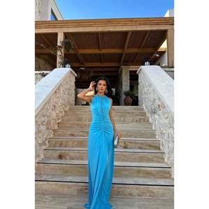 Vestido de Gala Largo Azul Albertina con Escote Pronunciado y Detalles de Crochet para Fiestas Nocturnas, Banquetes y Quinceañeras. Disponible en Tallas XS a XL - Product Image 4