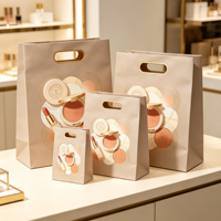 Sacs en papier personnalisés avec poignée creuse, emballage de vente au détail écologique, parfaits pour transporter le maquillage et les cosmétiques