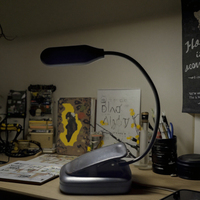 Lampe de chevet moderne flexible et réglable, mini lampe LED en acrylique à une couleur, alimentée par piles AAA, lampe de bureau à clipser pour la lecture dans la chambre