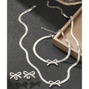 قلادة + سوار + أقراط مجموعة من ثلاث قطع فاخرة بسيطة عقدة فراشة سلسلة طوق الفولاذ المقاوم للصدأ - Product Image 5