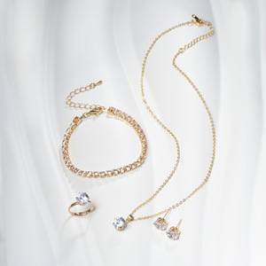 Set di Gioielli in Zirconia 2026 per Donne, 4 <span class=keywords><strong>Pezzi</strong></span> con Orecchini a Perno, Anello, Bracciale e Collana con Motivo a <span class=keywords><strong>Otto</strong></span> Cuori e Frecce - Product Image 4