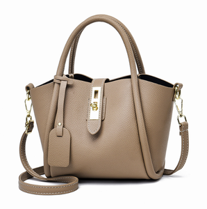 Bolso bandolera y mochila de cuero gamuza genuino estilo western con costuras artesanales y compartimento oculto para mujer - Product Image 6