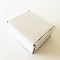 Boîtes d'expédition en carton ondulé biodégradable et recyclable sur mesure avec fenêtre pour l'emballage de bougies et de cadeaux