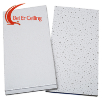 Plaques de plafond en fibres minérales 603x603mm, bords carrés, acoustiques NRC 0.55-0.7, panneaux de plafond suspendu pour bureaux, hôtels et centres commerciaux