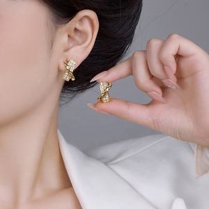 Nouvelles boucles d'oreilles à clous en forme de X à motif diamant exquis, design haut de gamme pour femmes, vente en gros à la mode pour l'Europe et l'Amérique - Product Image 2