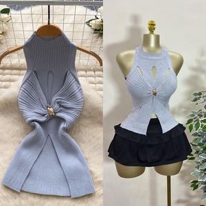Gilet en maille sans manches de style luxe léger doré pour femmes, design métallique tendance, camisole chic, haut tendance pour filles branchées - Product Image 3
