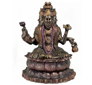 हिंदू भगवान ब्रह्मा की एक राल प्रतिमा कमल के सिंहासन पर बैठी है जो वैदिक त्रिमूर्ति की एक मूर्ति से सजाई गई है