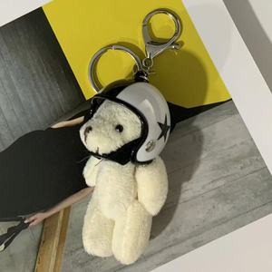 Porte-clés créatif en ABS en forme de mini-casque d'ours, accessoire de sac, porte-clés ours en peluche pour moto, design de dessin animé doux - Product Image 4