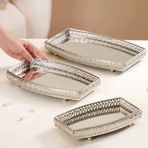 Plateau de service décoratif en aluminium léger avec surface facile à nettoyer Parfait pour servir les invités affichant des objets décoratifs - Product Image 2