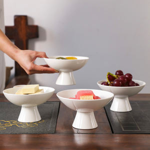 Assiette à dîner en porcelaine d'os blanc pur Style chinois rétro conception de pied haut cuisinière encerclée assiette en céramique pour rafraîchissements séchés - Product Image 1