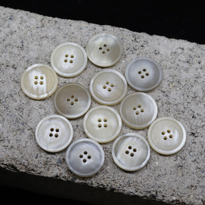 Fabricant professionnel de <span class=keywords><strong>boutons</strong></span> propose des <span class=keywords><strong>boutons</strong></span> ronds à 4 trous en corne de buffle naturelle blanche et grise, <span class=keywords><strong>boutons</strong></span> de costume, <span class=keywords><strong>boutons</strong></span> de <span class=keywords><strong>haute</strong></span> <span class=keywords><strong>couture</strong></span> - Product Image 2