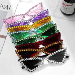 Precio de fábrica Cat Eye Gafas de sol Niños En forma de corazón Candy Color Diamond Crystal Gafas de sol Gafas pequeñas Negro Rojo para el verano - Product Image 1