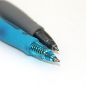 Factory Direct Supply Dreifarbiger rutsch fester Bullet Gel Pen Blaue Tinte Rot Kunststoff material 0,5mm Schreib büro Werbe stift - Product Image 6