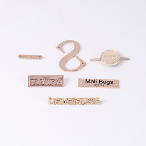 Etiquetas Metálicas Personalizadas Ecológicas en Tono Dorado, Cortadas con Láser, para Abaya, Moda Modesta, Logotipo en Árabe/Inglés, Etiquetas Premium de Aleación de Zinc - Product Image 1