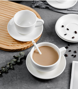 ชุดถ้วยกาแฟและจานรองพอร์ซเลนสีขาวเคลือบเงาอย่างดี ทนความร้อนสูง ด้ามจับโค้งป้องกันความร้อนลวก สไตล์ยุโรป - Product Image 2