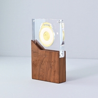 Récompense personnalisée en acrylique transparent de qualité supérieure avec socle en bois de noyer et médaille dorée 3D pour la reconnaissance des employés