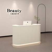 Comptoir d'accueil de luxe en bois blanc pour spa, petit salon de beauté moderne, réception pour hôtel avec lumières LED