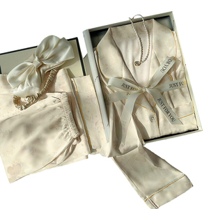 Новая осенняя коллекция: женская ночная сорочка премиум-класса из шелковистой ткани, которую можно носить как верхнюю одежду или домашнюю одежду. - Product Image 1