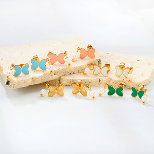 ต่างหูรูปผีเสื้อประดับมุกสำหรับผู้หญิง สวมใส่ได้ทุกวัน ต่างหูสแตนเลสหลากสี เครื่องประดับแฟชั่น - Product Image 1