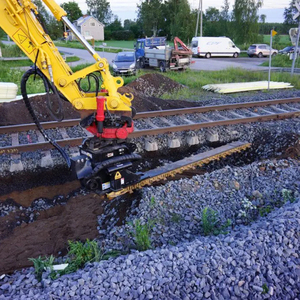 Excavatrice ferroviaire avec sous-coupeur de ballast pour éliminer le ballast sale sous la voie ferrée - Product Image 3