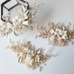 Elegante Pettine <span class=keywords><strong>per</strong></span> Capelli in Ceramica con Fiori e Foglie e Perle d'Acqua Dolce, Accessorio da Donna <span class=keywords><strong>per</strong></span> Sposa e Damigella, Regalo <span class=keywords><strong>per</strong></span> Matrimonio - Product Image 4