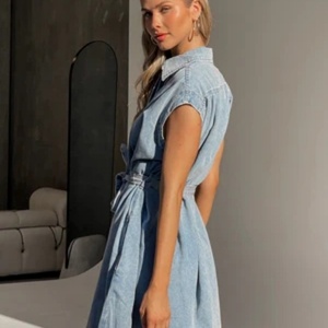Robe en jean OEM tendance à fermeture boutonnée sur le devant, délavée à l'acide, bleu clair, avec ceinture à nouer, pour femmes - Product Image 3