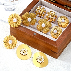 Boucles d'oreilles clous vintage irrégulières en acier inoxydable plaqué or 18 carats PVD, motif fleur marguerite et perle, pour femmes, vente en gros - Product Image 1