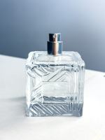 Soporte OEM/ODM para Botellas de Perfume para Coche con Pulverizador, Botella de Perfume Cuadrada de Nicho, Botella de Perfume de Vidrio Esmerilado Texturizado